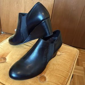 Vionic ankle wedges- black